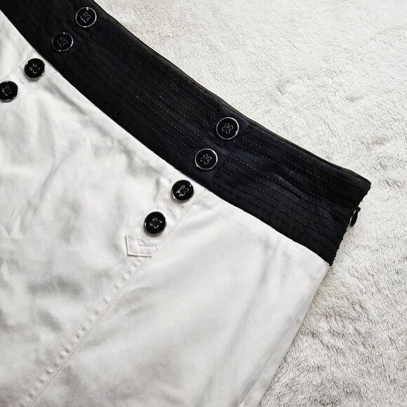 White House Black Market Skirt – Contrast Button Trim – NWT – Size 2 – Lined - Picture 3 of 11